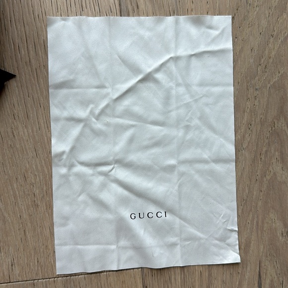Gucci sunglasses - black with gold logo- MISSING ONE LOGO - Picture 6 of 8